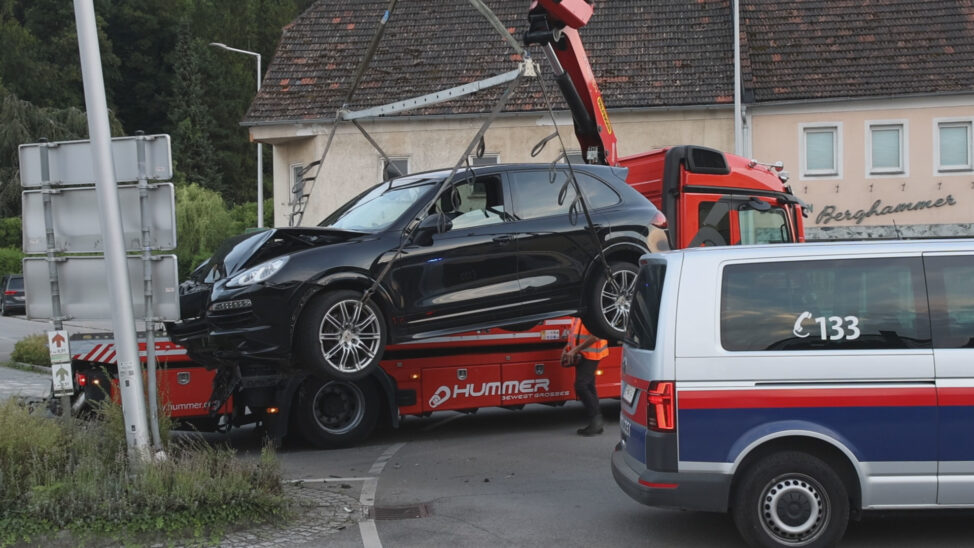 Unfall bei Verfolgungsjagd: Flüchtender Lenker crasht Porsche gegen Hausfassade, Auto und Lichtmast